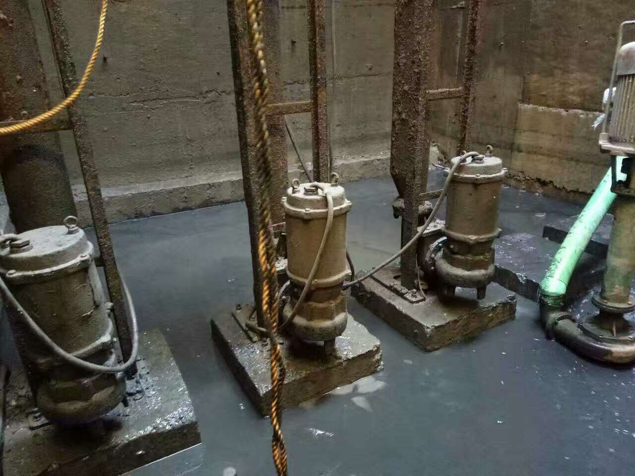 平坝污水池清理