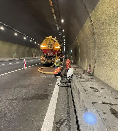 平坝隧道排水渠清淤